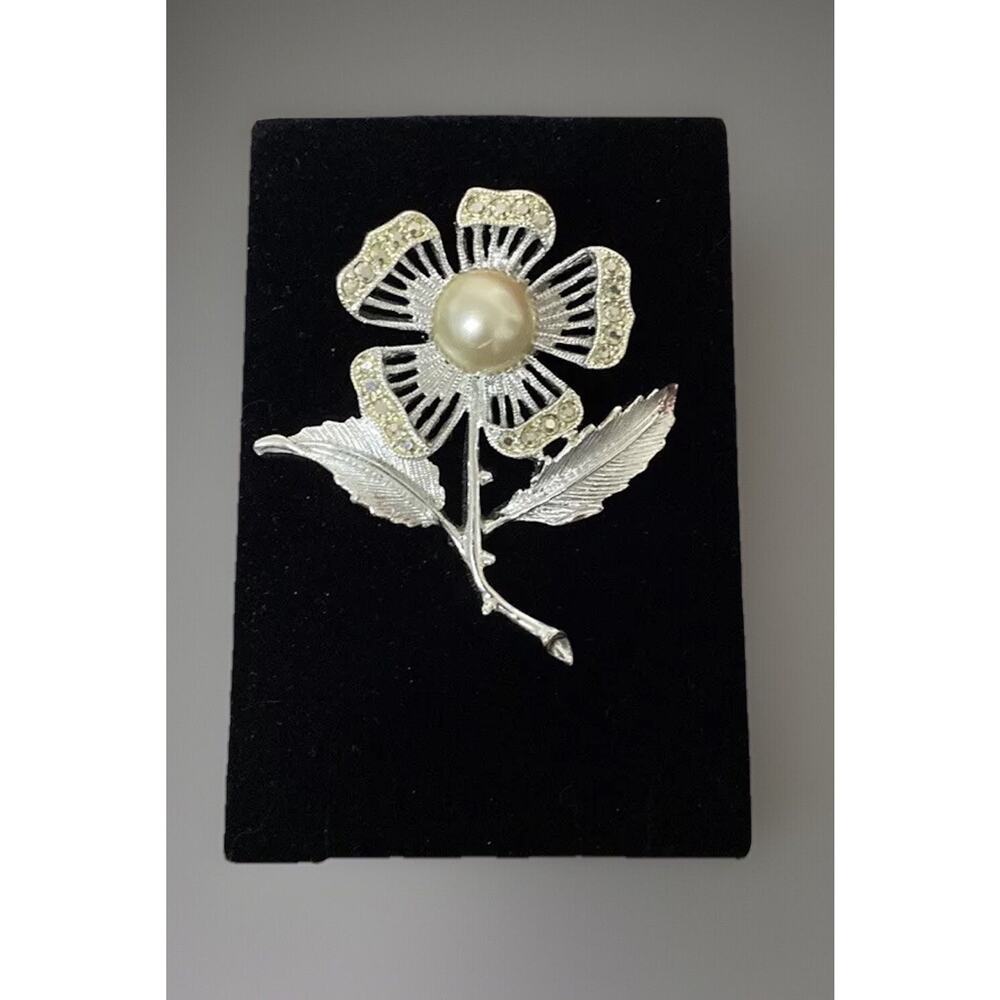 Vintage Silver tone Sarah Coventry brooch with faux pearl and rhinestones